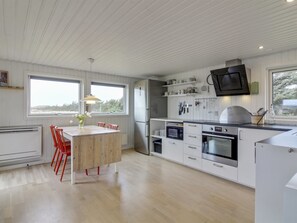 Køleskab, mikrobølgeovn, opvaskemaskine, køkkentøj/tallerkener/redskaber