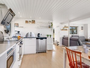 Kühlschrank, Mikrowelle, Geschirrspüler, Kochgeschirr/Geschirr/Besteck