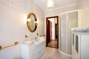 Douche, séchoir à cheveux, serviettes fournies