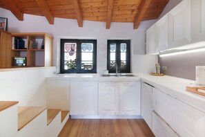 Een koelkast, een oven, een kookplaat, een vaatwasser