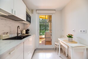 Køleskab, mikrobølgeovn, ovn, kogeplade