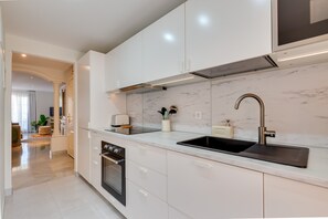 ثلاجة، ميكروويف، فرن، موقد طهي مسطح