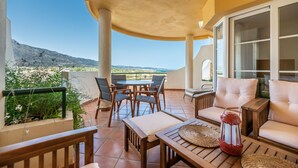 A balcony with a table, chairs, and a sofa. - Apartment 'Señorio De Aloha In Puerto Banus' with Mountain View, Wi-Fi and Air Conditioning (Nueva Andalucia Marbella)