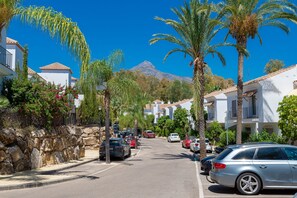 Property grounds - Apartment 'Señorio De Gonzaga In Marbella' with Shared Pool, Wi-Fi and Air Conditioning (Marbella)