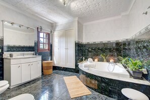 Bathtub, hair dryer, towels - Vacation Home "Las Monarcas" with Mountain View, Private Terrace & Wi-Fi (Teror)