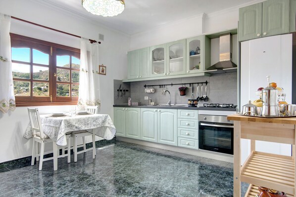 Frigorifero, microonde, forno, piano cottura