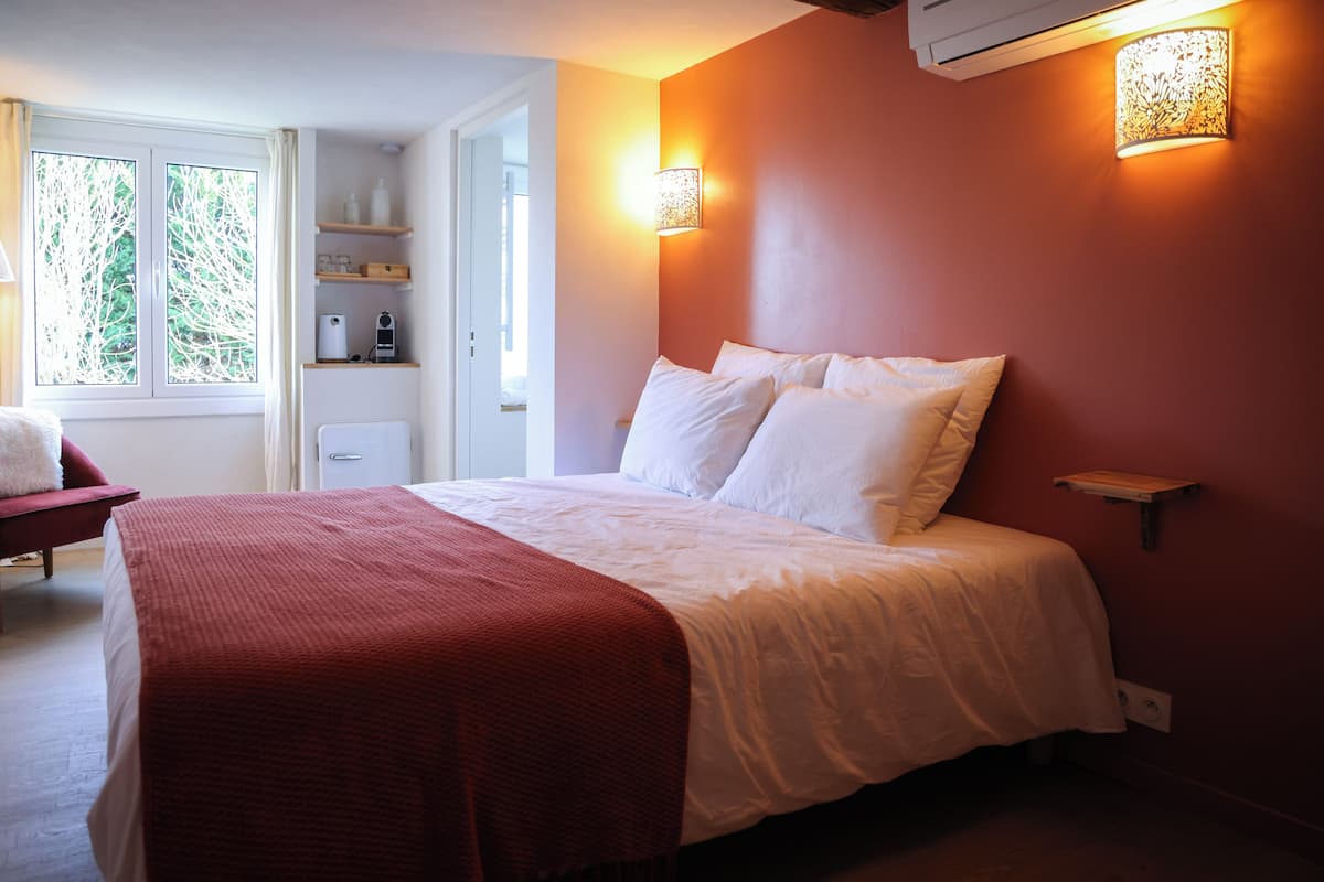1 habitación, muebles diferentes, wifi gratis y ropa de cama