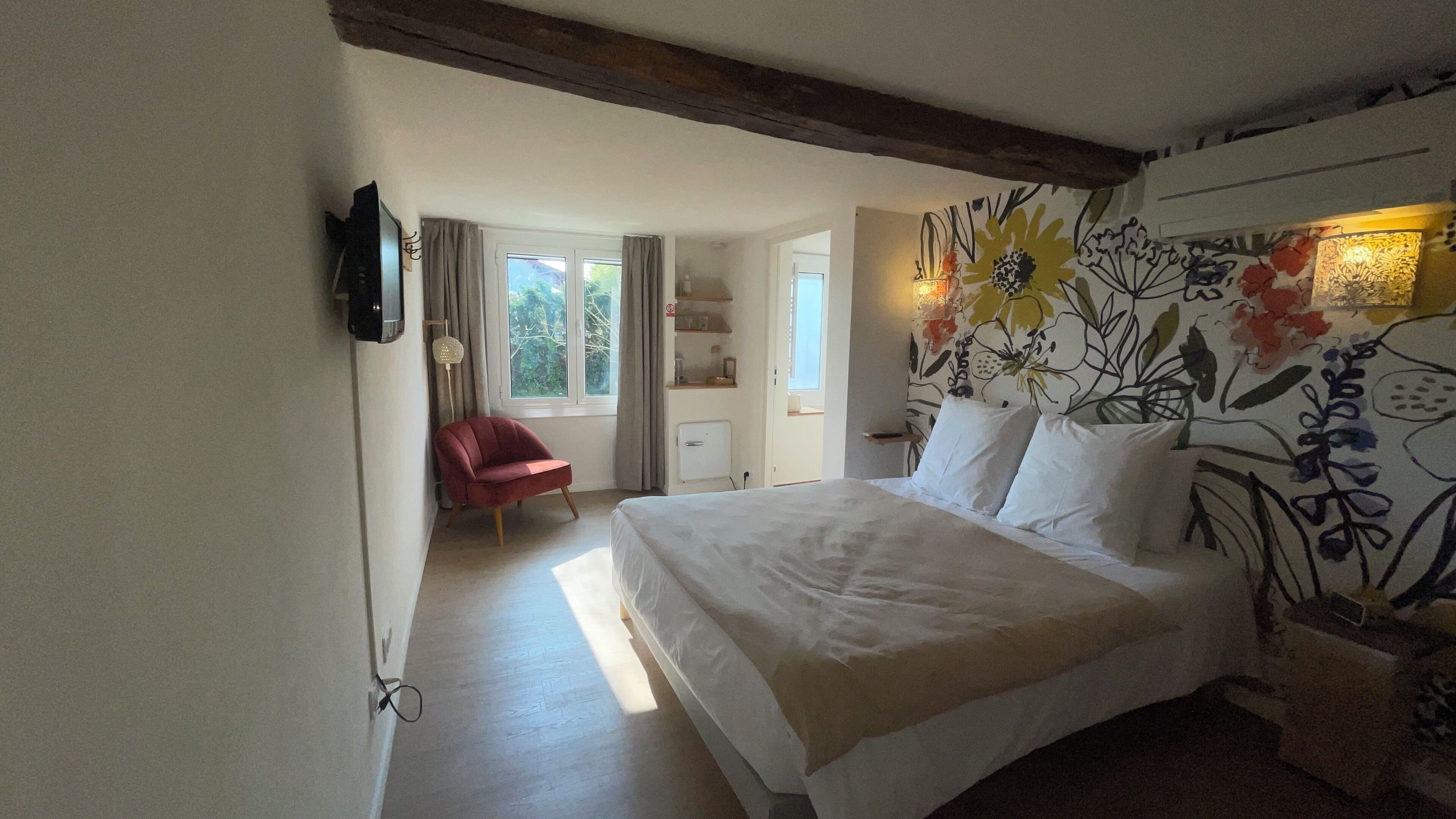 Kamar Romantis | Dilengkapi dengan perabotan berbeda-beda, kedap suara, dan Wi-Fi gratis