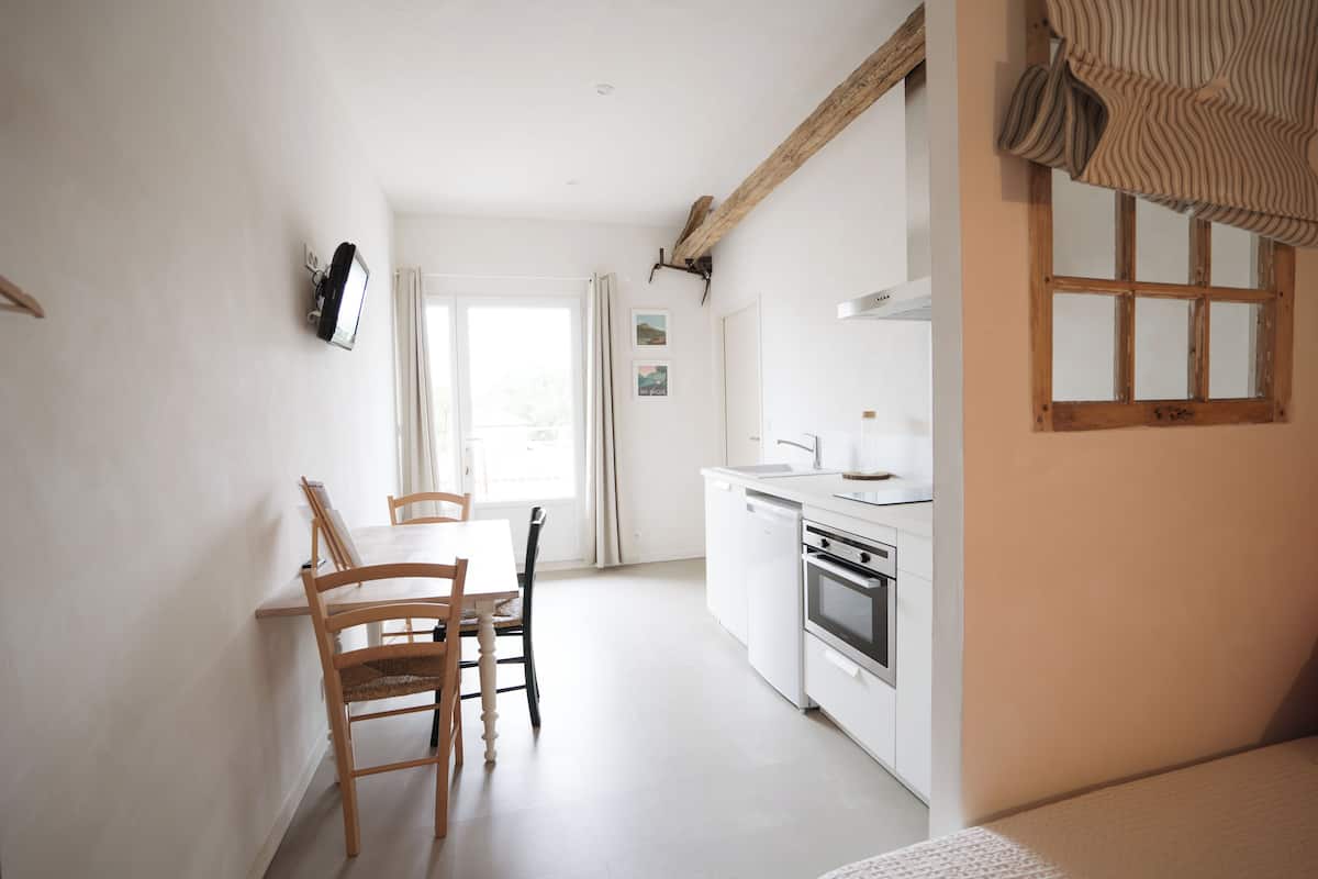 1 habitación, muebles diferentes, wifi gratis y ropa de cama