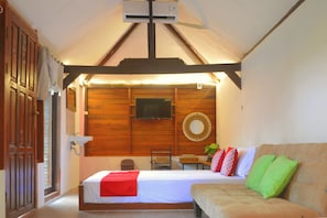 Chambre familiale | Espace de travail pour ordinateurs portables, literie fournie
