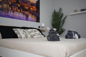 3 bedrooms, desk, iron/ironing board, WiFi