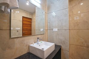 Executive Double Room | Bathroom - Hotel Golden Orchard (Dehradun)