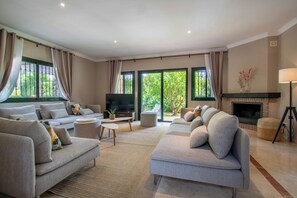 Smart TV, chimenea y impresora 