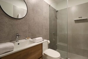 Douche, sĂšche-cheveux, serviettes fournies