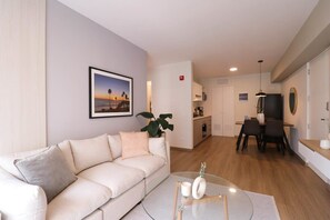 TV, offices - w* | Lively 2BR with Balcony in Miraflores (Miraflores)