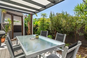 Outdoor dining - Hidden Gem 200m from Mooloolaba Beach (Mooloolaba)