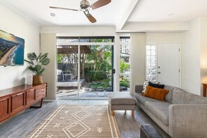 تلفزيون، كُتُب، مكتب