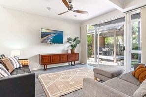 Télévision, livres, espaces bureaux