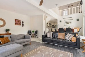 TV, offices - Hidden Gem 200m from Mooloolaba Beach (Mooloolaba)