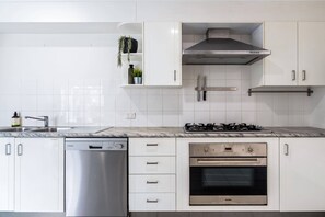 ثلاجة، ميكروويف، فرن، موقد طهي مسطح