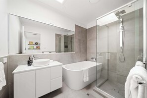 Bathtub, hair dryer, towels, shampoo - Hidden Gem 200m from Mooloolaba Beach (Mooloolaba)