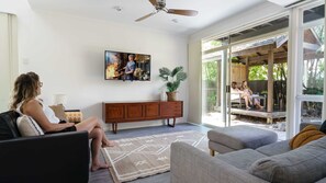 TV, offices - Hidden Gem 200m from Mooloolaba Beach (Mooloolaba)