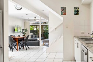 ثلاجة، ميكروويف، فرن، موقد طهي مسطح