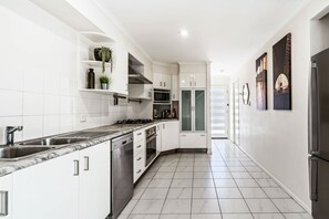 Fridge, microwave, oven, stovetop - Hidden Gem 200m from Mooloolaba Beach (Mooloolaba)