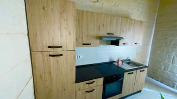 Fridge, stovetop, coffee/tea maker, toaster