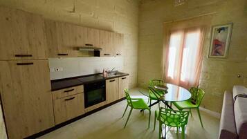 Kühlschrank, Herdplatte, Wasserkocher mit Kaffee-/Teezubehör, Toaster