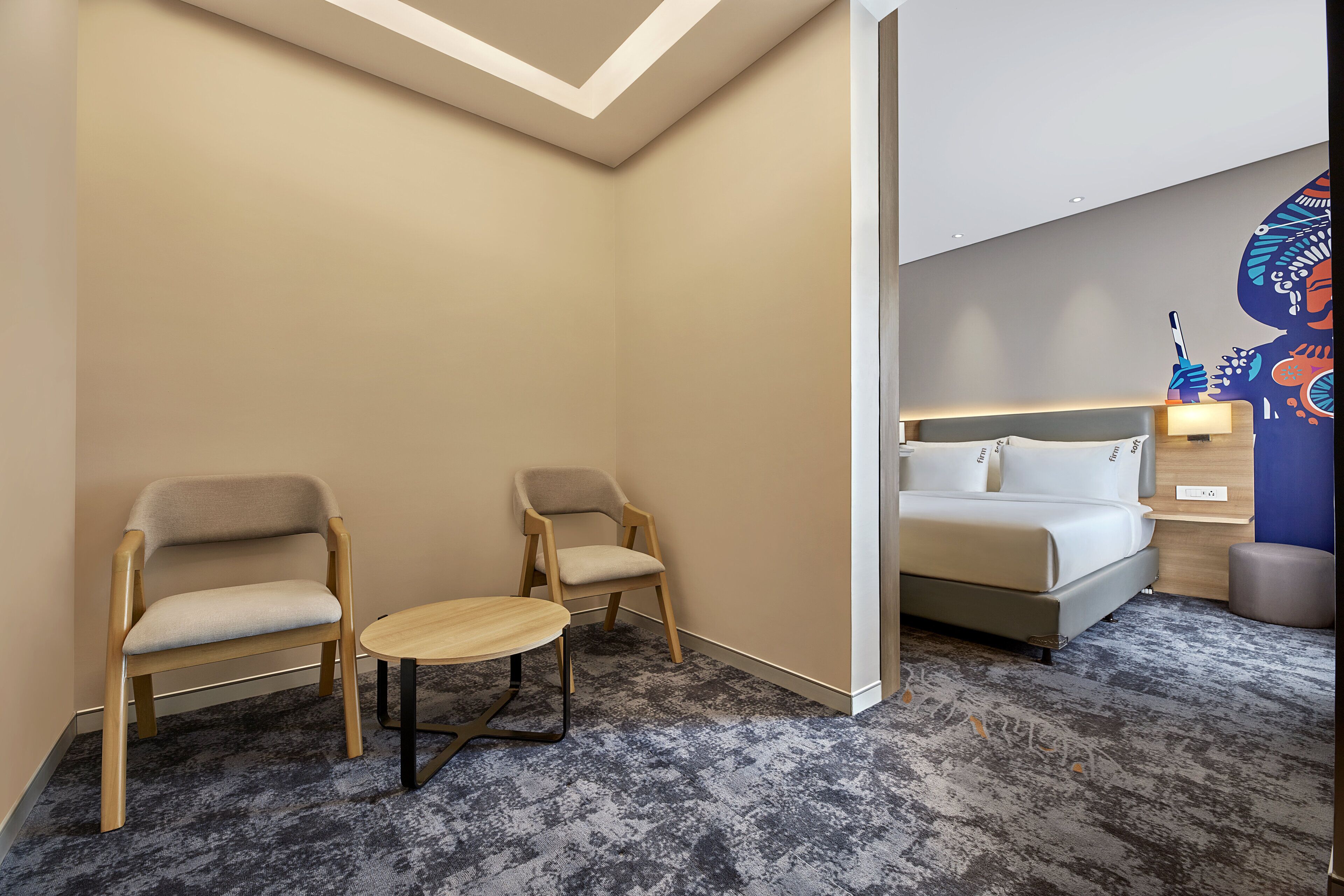 Suite, 1 queensize-seng | Safe på rommet, skrivebord for bærbar PC og blendingsgardiner