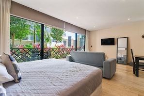 2 habitaciones, escritorio y tabla de planchar con plancha