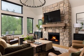 Smart TV, chimenea, videojuegos y monitor de computadora 