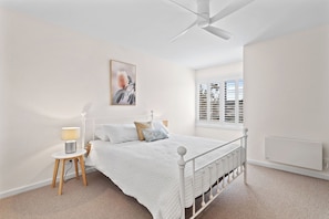 3 bedrooms, iron/ironing board, free WiFi, bed sheets - Architectural Home: Near Gorge with Tamar Views (Launceston)