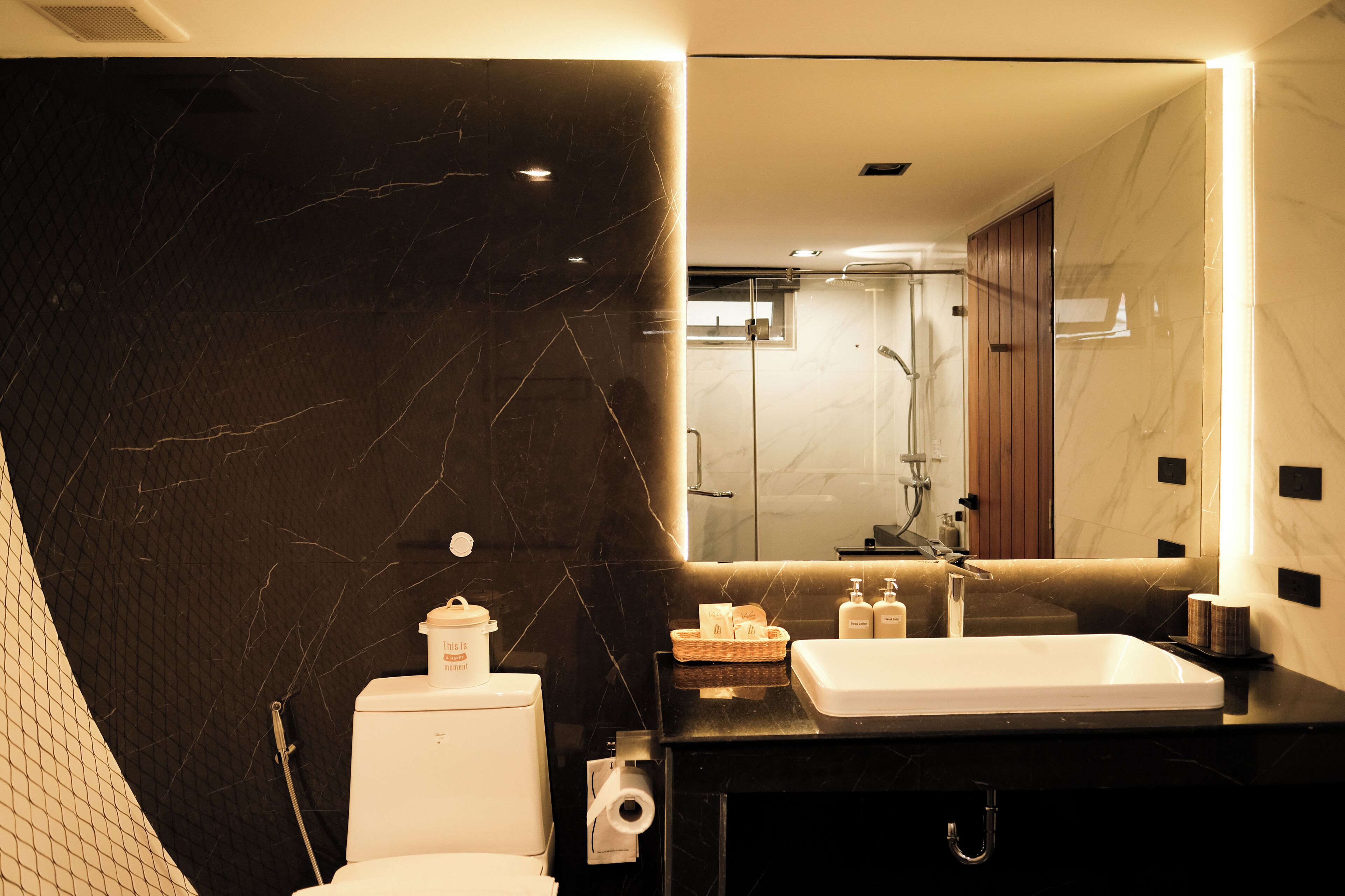 Villa de lujo, vistas al río | Baño | Zapatillas