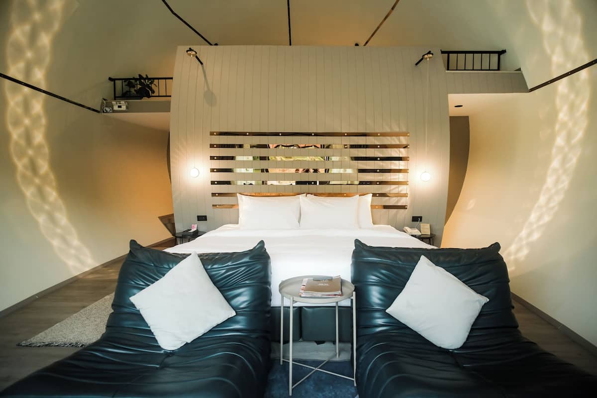 Luxe villa, uitzicht op rivier | 1 slaapkamer, een kluis op de kamer, een bureau