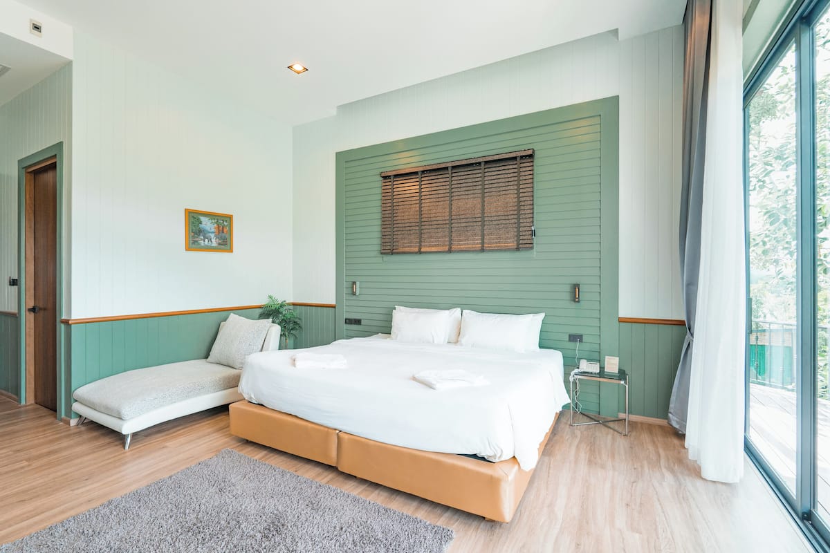 Deluxe tweepersoonskamer, uitzicht op rivier | 1 slaapkamer, een kluis op de kamer, een bureau