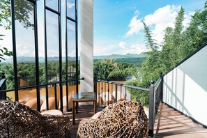 Deluxe Double Room, River View | Living area