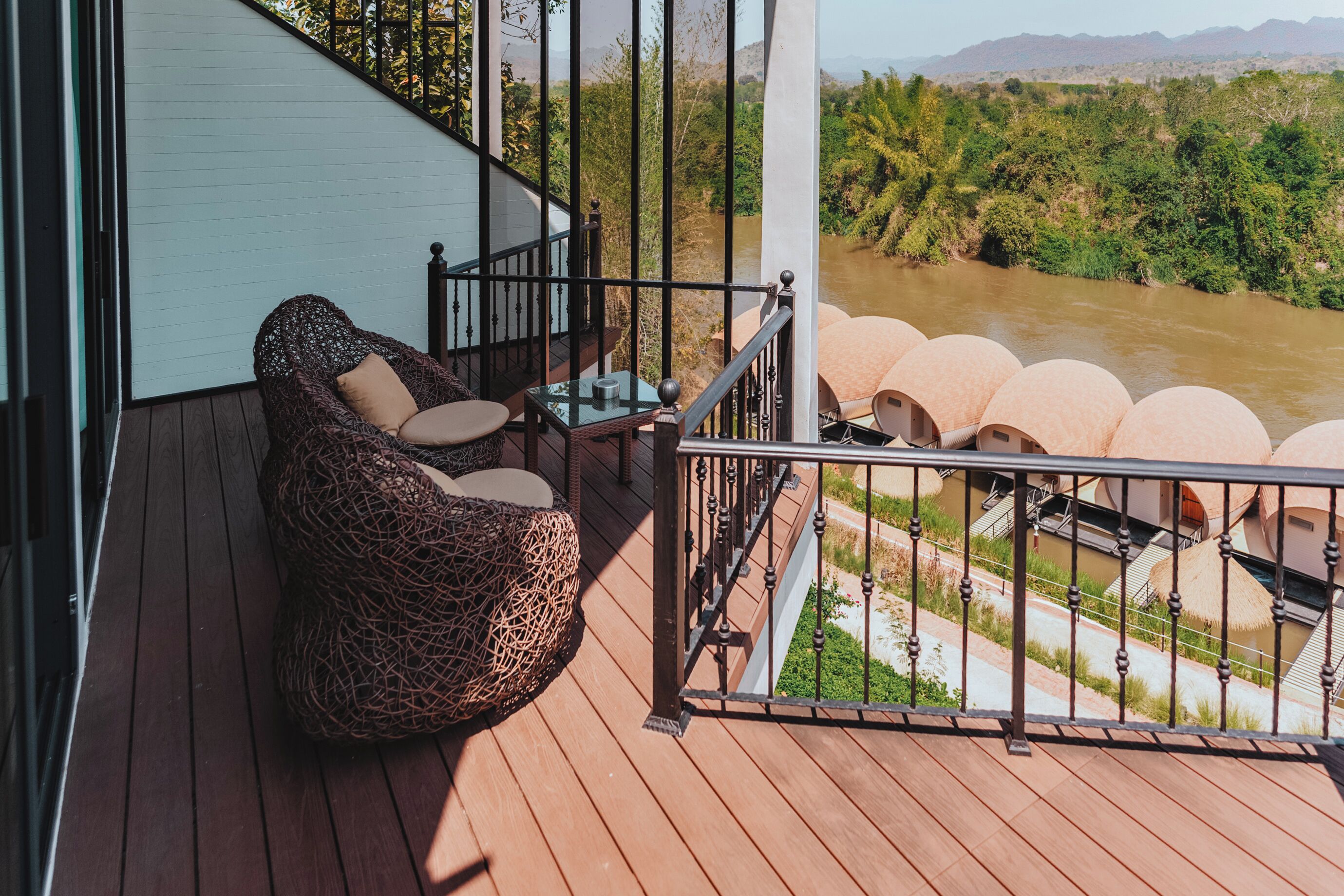 Chambre Deluxe avec lits jumeaux, vue fleuve | Coffres-forts dans les chambres, bureau, rideaux occultants