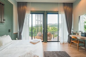 Caja de seguridad en la habitación, escritorio y cortinas blackout 