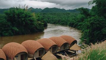 Vila superluxo, vista para o rio | Cofres nos quartos, escrivaninha, cortinas blackout