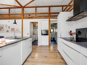 Kylskåp, mikrovågsugn, diskmaskin och grytor/köksredskap