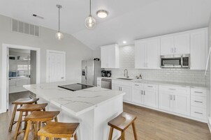 Casa, 2 habitaciones | Cocina privada | Frigorífico, horno, cafetera o tetera y tostadora