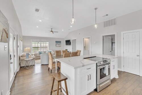 Windsical Escape 2 Bedroom Home by RedAwning