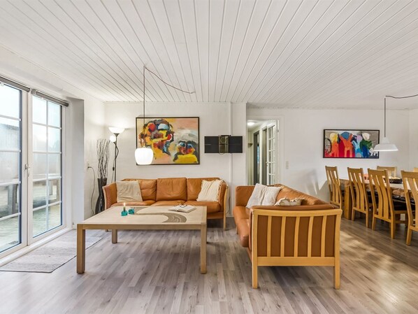 Televisión y chimenea 