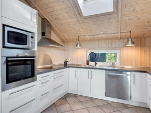 Køleskab, mikrobølgeovn, opvaskemaskine, køkkentøj/tallerkener/redskaber