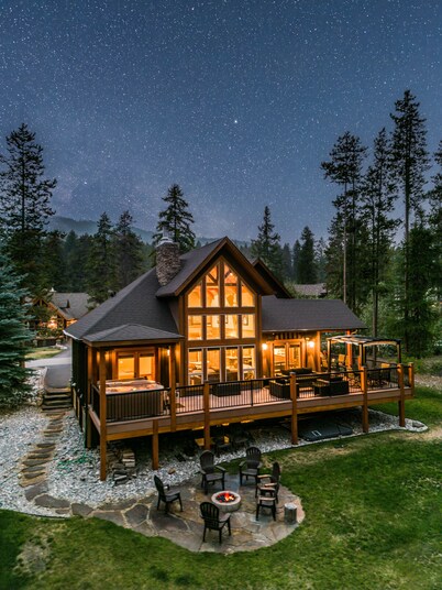 Upscale 4BR mountain retreat with private hot tub, AC, and Mountain Club access.