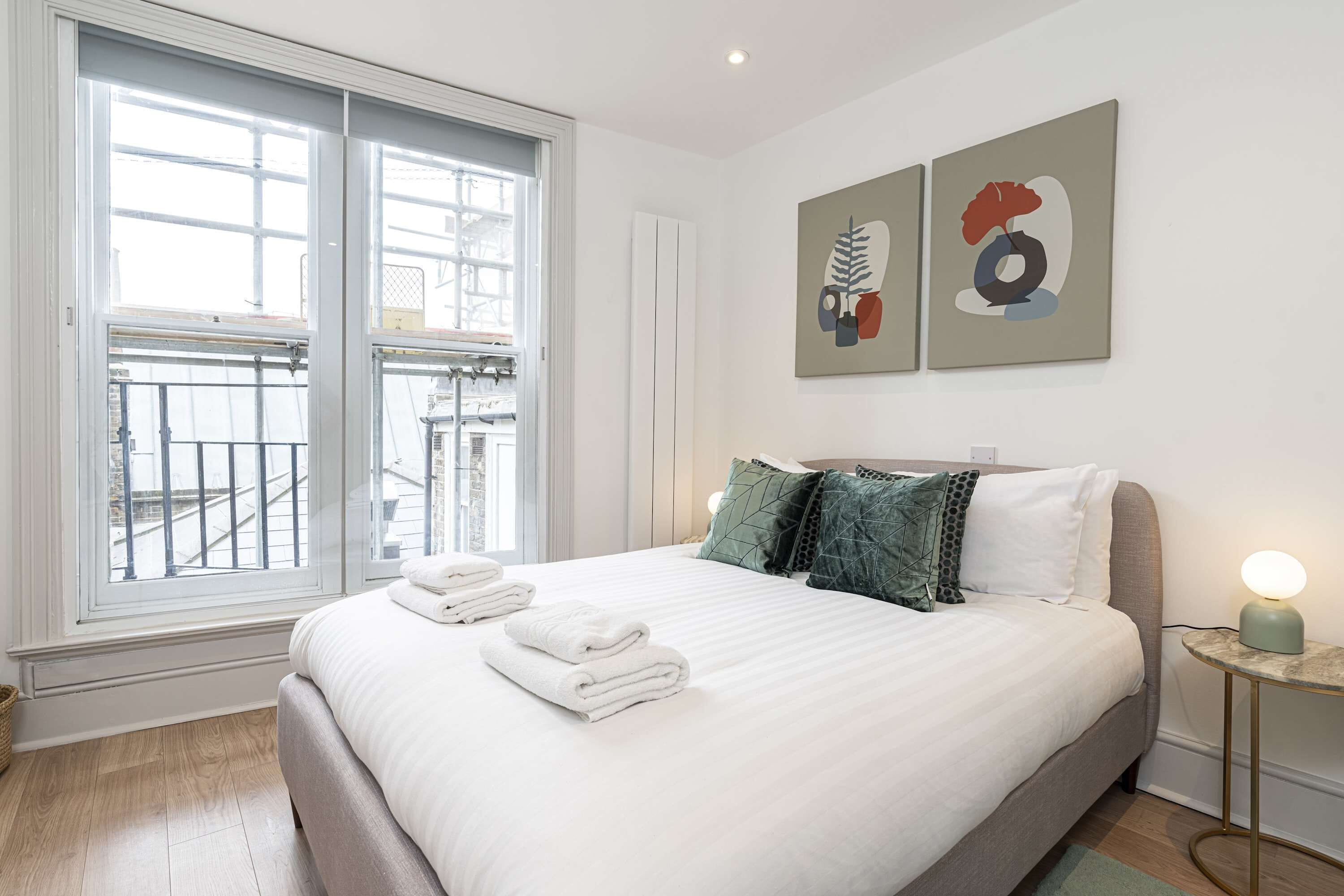 1 habitación, escritorio, tabla de planchar con plancha y wifi 