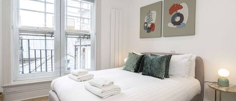 1 habitación, escritorio, tabla de planchar con plancha y wifi