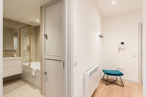 Kombinert dusj/badekar, hårføner og håndklær